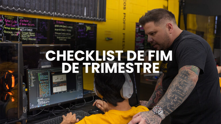 Profissional analisando um painel de resultados no computador, representando um checklist de métricas de marketing.