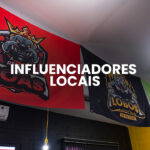 Cliente usando o celular dentro de um comércio local enquanto visualiza a recomendação de um influenciador da região.