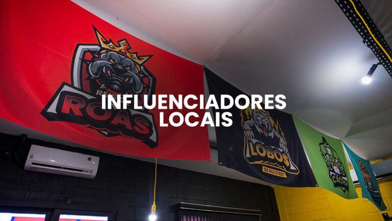 Cliente usando o celular dentro de um comércio local enquanto visualiza a recomendação de um influenciador da região.