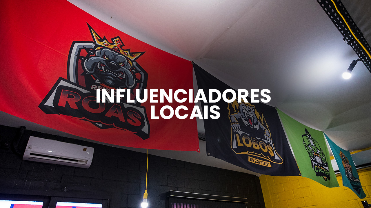 Cliente usando o celular dentro de um comércio local enquanto visualiza a recomendação de um influenciador da região.