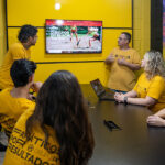 Empreendedor apresentando a história da sua empresa para clientes em uma reunião, representando o storytelling de marca.