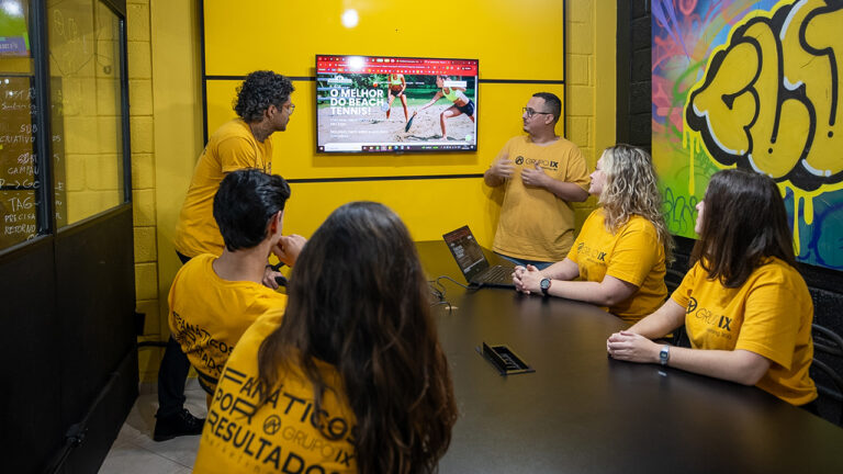 Empreendedor apresentando a história da sua empresa para clientes em uma reunião, representando o storytelling de marca.