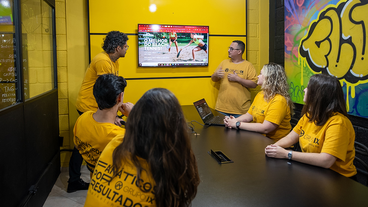 Empreendedor apresentando a história da sua empresa para clientes em uma reunião, representando o storytelling de marca.