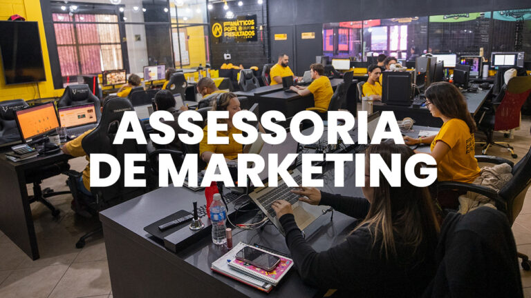Equipe de marketing analisando painéis de dados em uma reunião, representando o trabalho estratégico de uma assessoria.