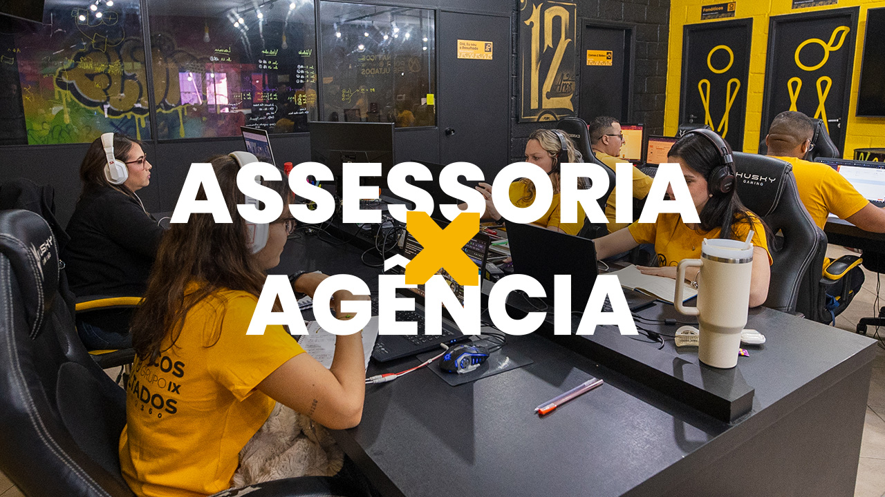 Profissionais reunidos analisando estratégias de negócios para decidir entre uma assessoria de marketing ou agência.