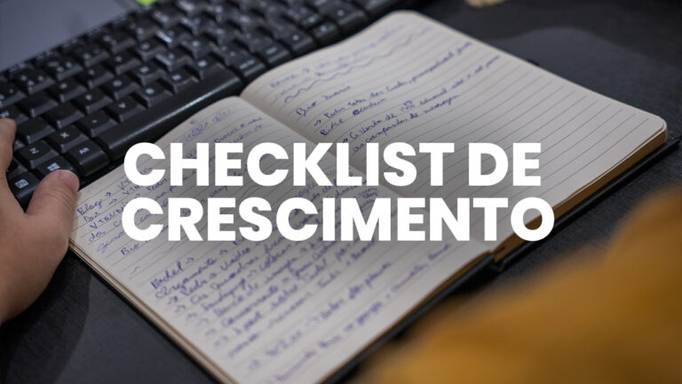 Empresário preenchendo um checklist de marketing no tablet para auditar os resultados da empresa.