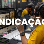 Empresário analisando gráficos de vendas e funil de marketing no computador, representando a busca por previsibilidade comercial.