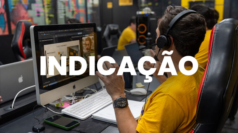 Empresário analisando gráficos de vendas e funil de marketing no computador, representando a busca por previsibilidade comercial.