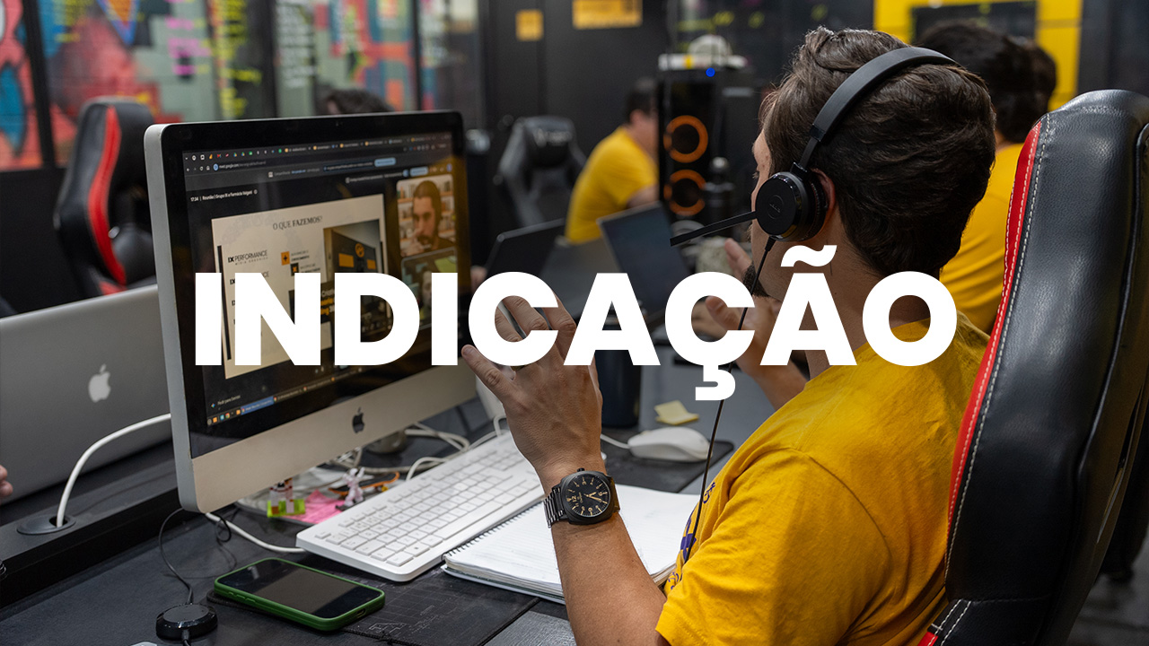 Empresário analisando gráficos de vendas e funil de marketing no computador, representando a busca por previsibilidade comercial.
